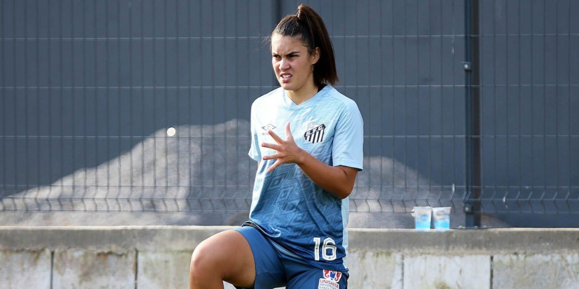 Júlia tem 19 anos Júlia tem 19 anos