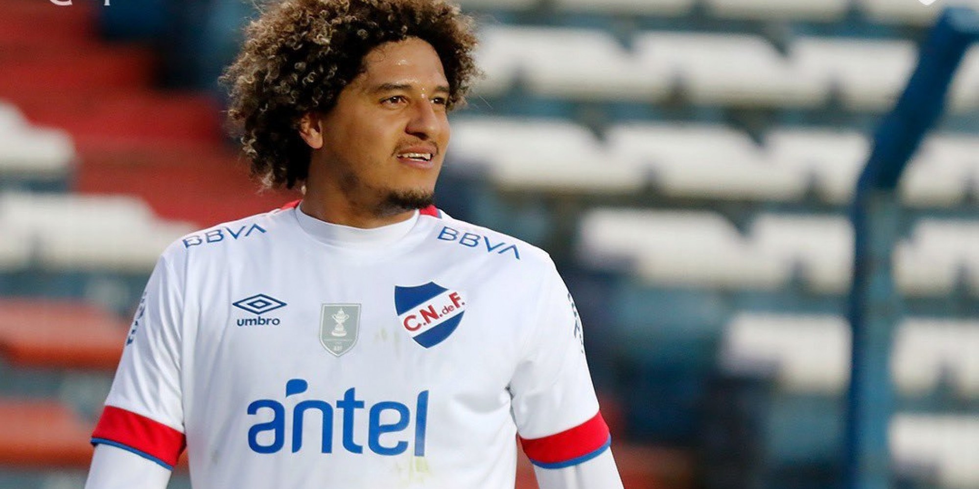 Jogador entra em campo neste domingo 