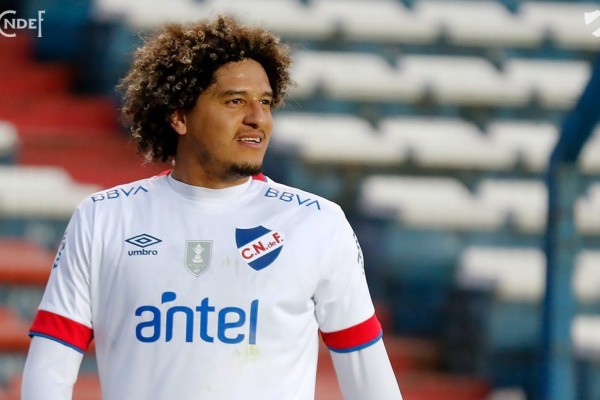 Jogador entra em campo neste domingo 