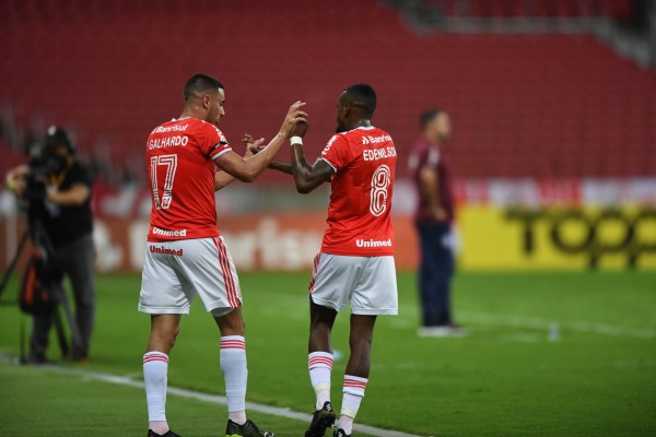 Galhardo e Edenílson marcaram os gols 