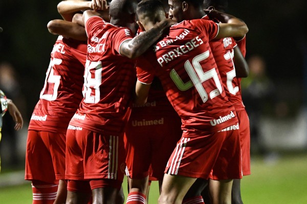 Inter goleia o Aimoré e lidera o Gauchão 