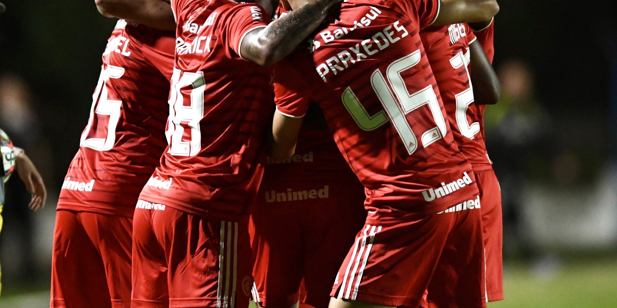Inter goleia o Aimoré e lidera o Gauchão