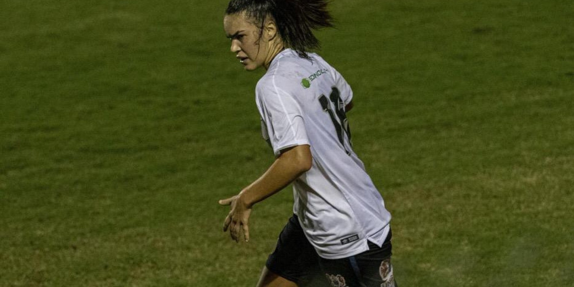 Júlia tem 19 anos Júlia tem 19 anos