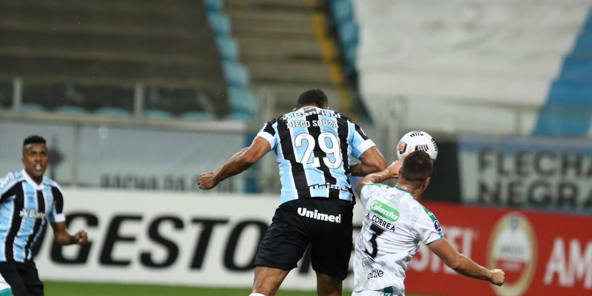 Grêmio levou a melhor por 2 a 1 Grêmio levou a melhor por 2 a 1