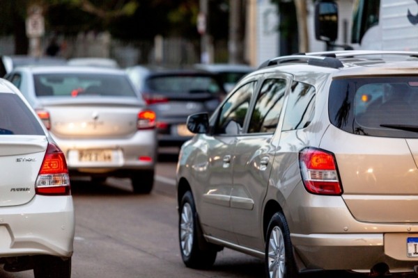 A taxa de licenciamento e multas, se houver, podem ser pagas separadamente do IPVA