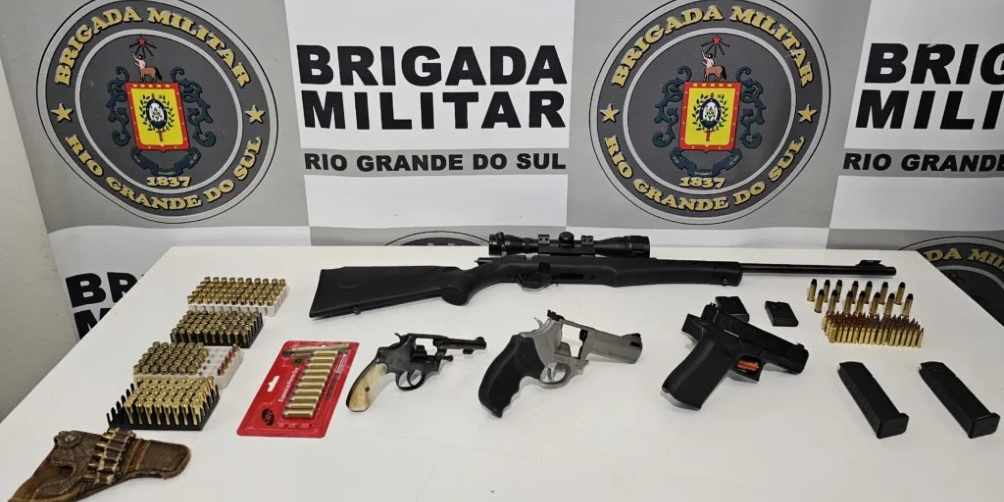 Pai é preso com armas após ameaçar filha de morte em Guaporé