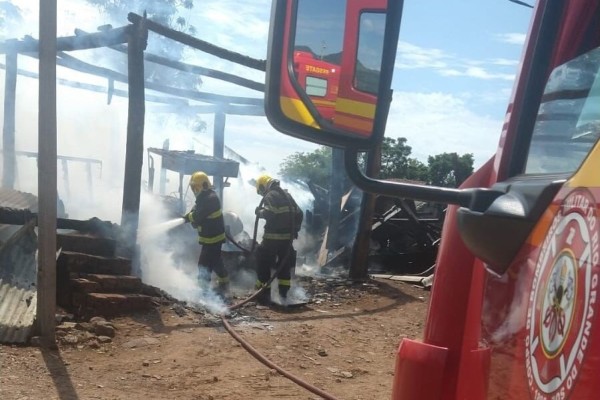 Galpão é consumido por incêndio no interior de Roca Sales