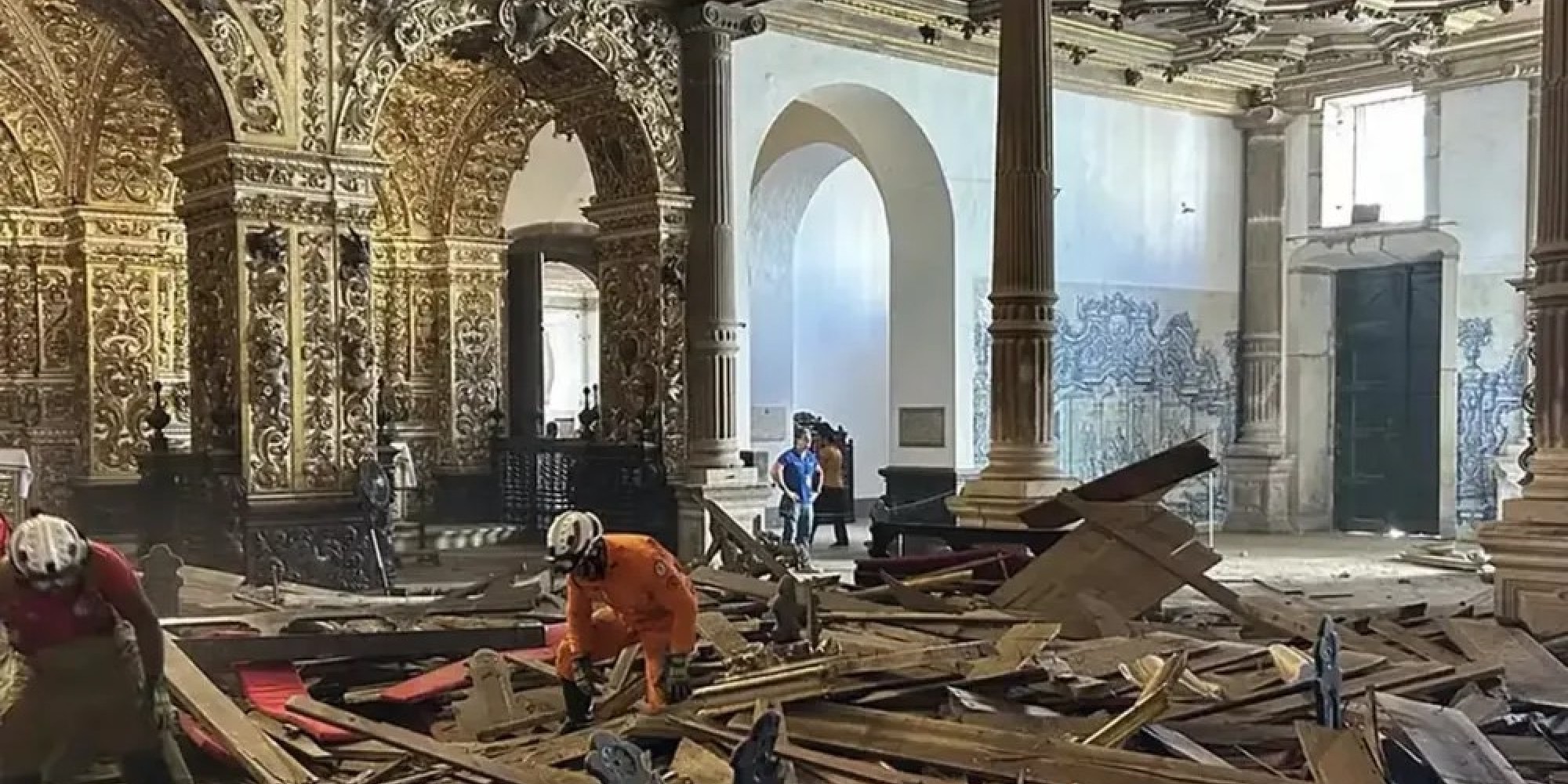Teto de igreja histórica desaba em Salvador