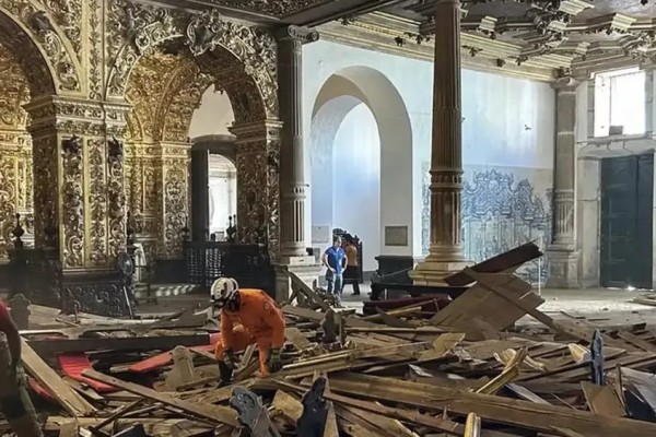 Teto de igreja histórica desaba em Salvador