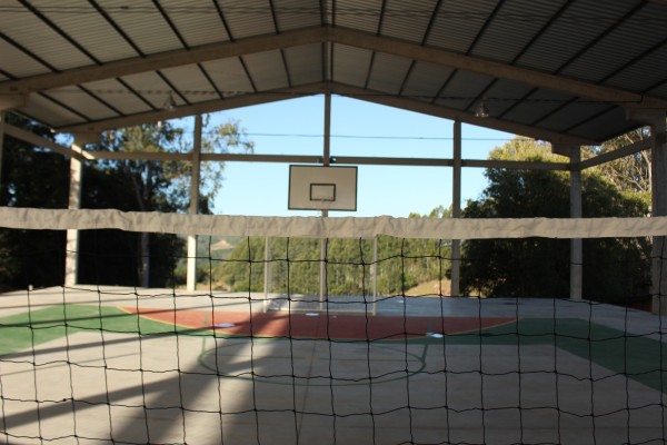 Quadra contempla as práticas de futsal, voleibol e basquete