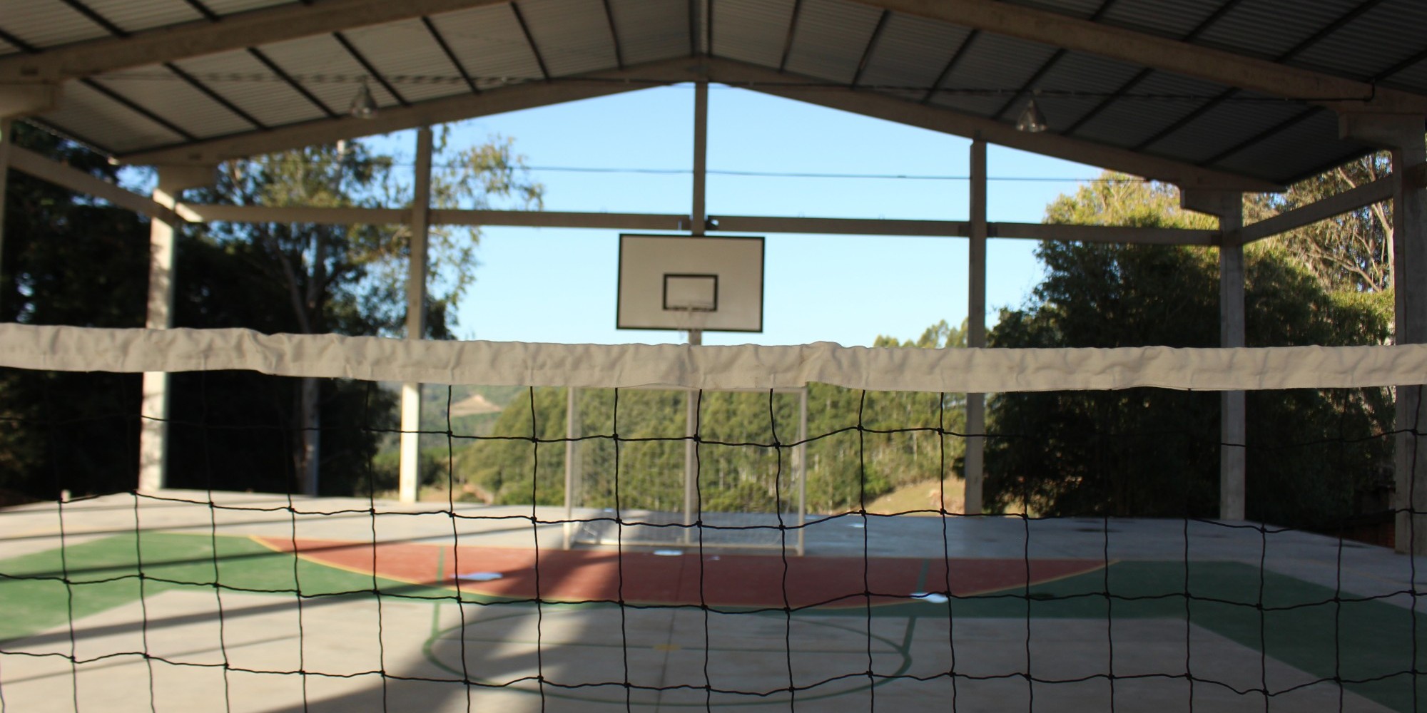 Quadra contempla as práticas de futsal, voleibol e basquete Quadra contempla as práticas de futsal, voleibol e basquete