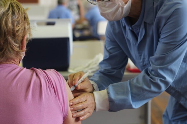 Será possível iniciar a vacinação em pessoas com comorbidades, de 54 a 59 anos