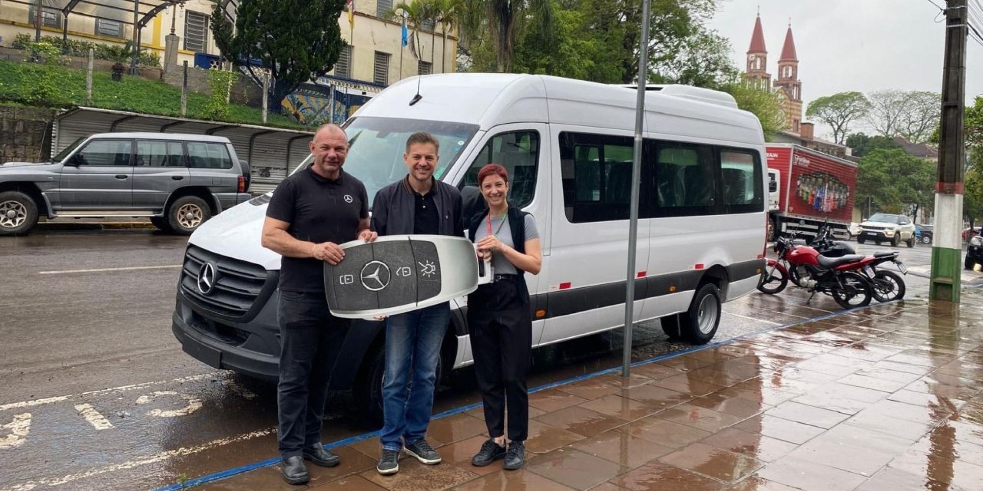 Encantado recebe novo veículo para o transporte de pacientes de hemodiálise