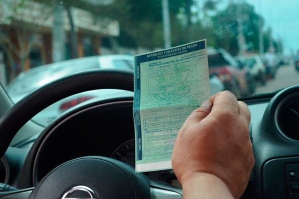 Para efetuar o pagamento é necessário ter em mãos o Certificado de Registro e Licenciamento do Veículo (CRLV) ou apenas a placa e o Renavam.
