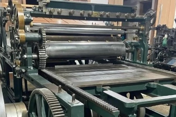 Impressora centenária volta a funcionar nos 138 anos do jornal “O Taquaryense”