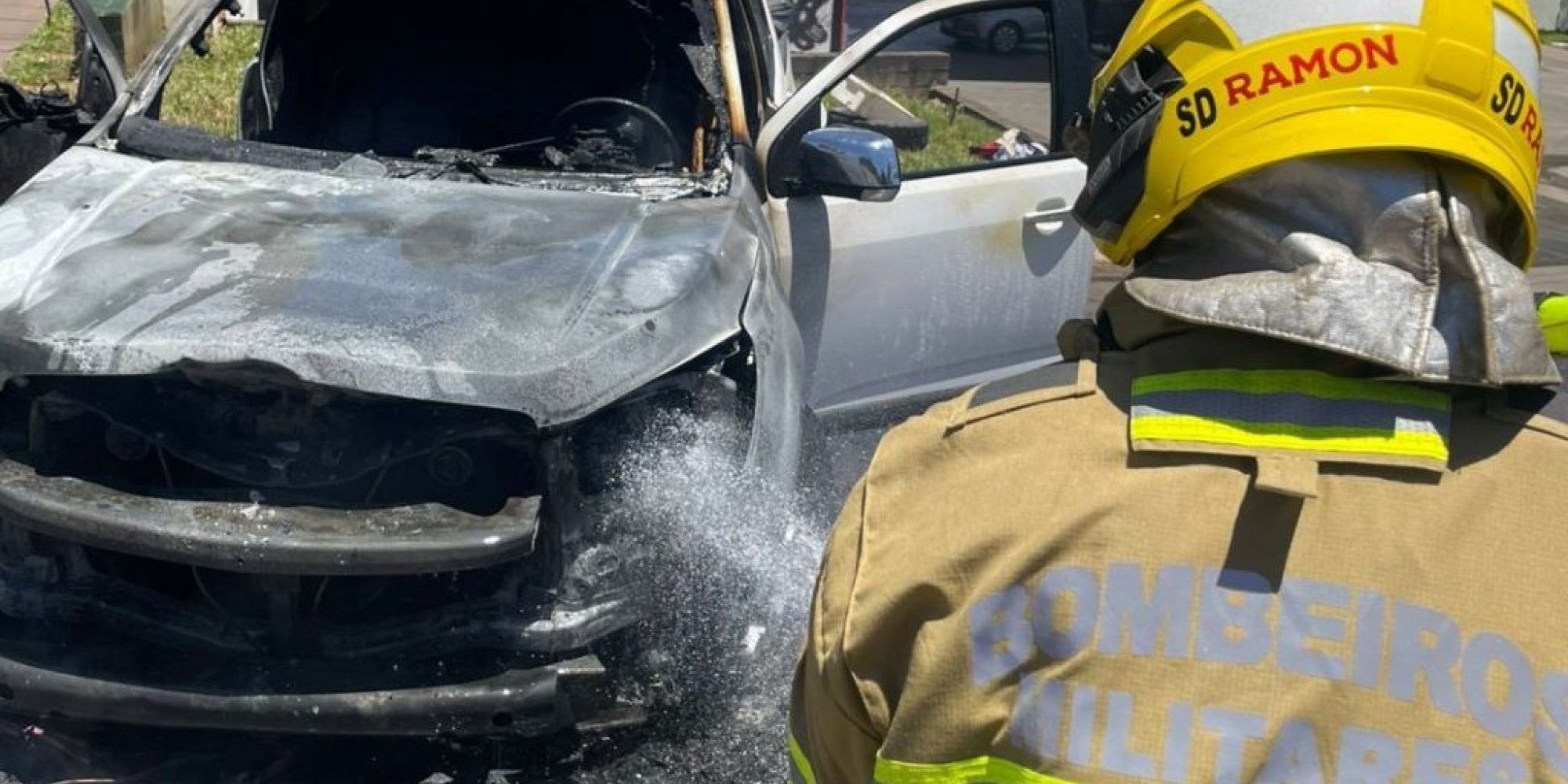 Incêndio em automóvel mobiliza Bombeiros na tarde desta quarta-feira