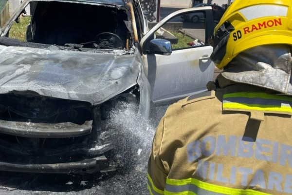 Incêndio em automóvel mobiliza Bombeiros na tarde desta quarta-feira