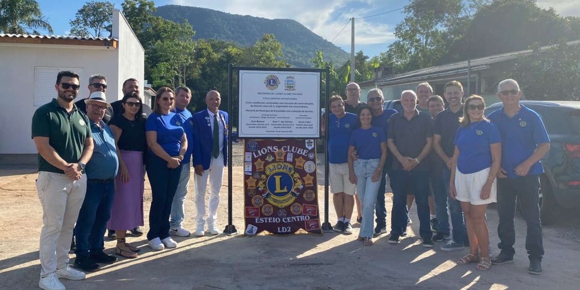 Famílias atingidas por enchente recebem casas do Lions em Encantado