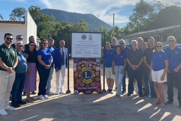 Famílias atingidas por enchente recebem casas do Lions em Encantado