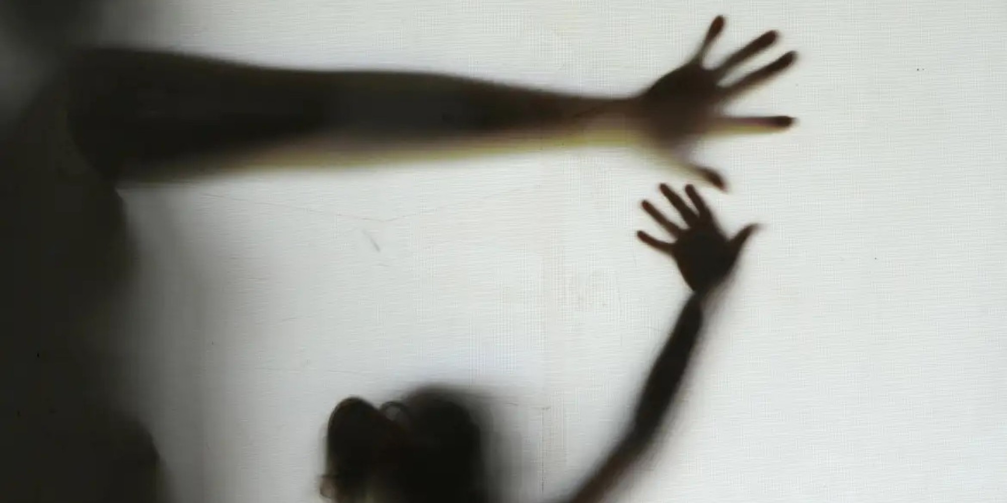 Mãe deixa filhos de 3 e 7 anos com o pai e os encontra embriagados