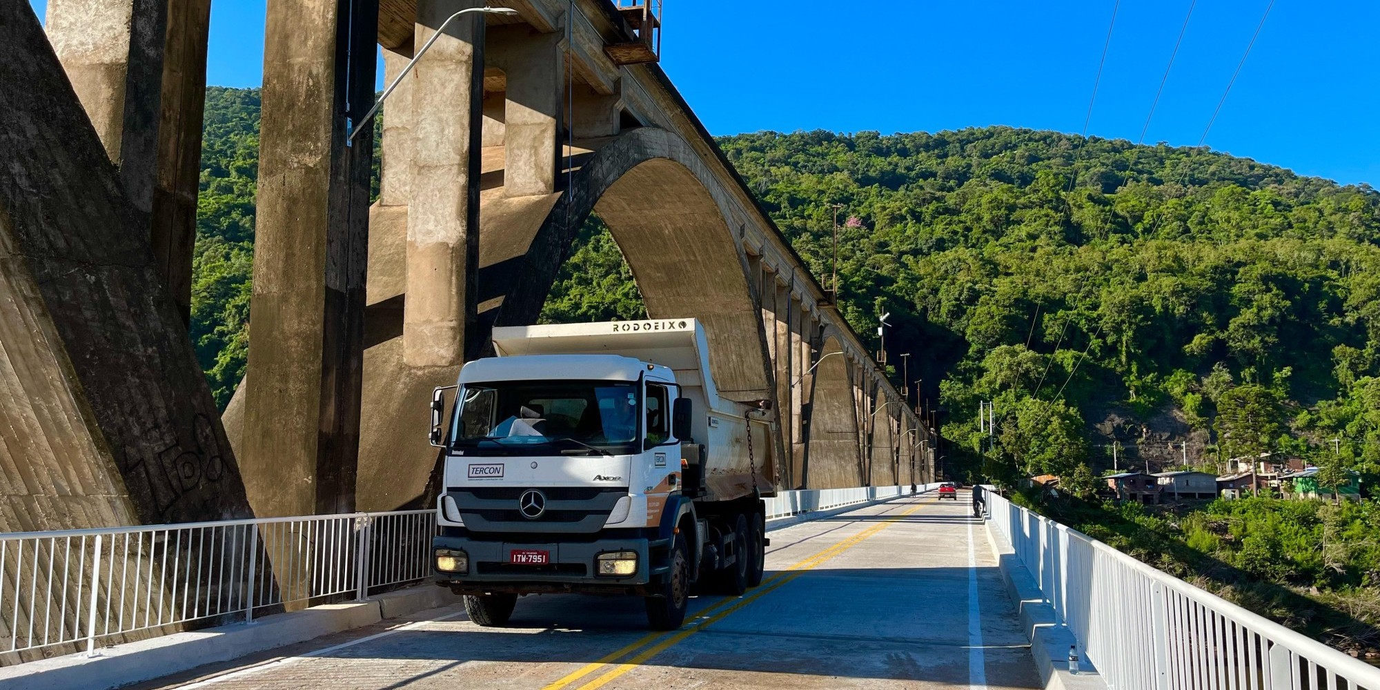 Ponte Brochado da Rocha é liberada para passagem de veículos