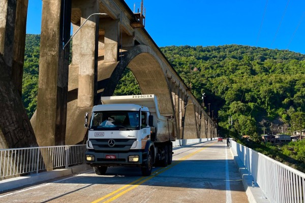 Ponte Brochado da Rocha é liberada para passagem de veículos