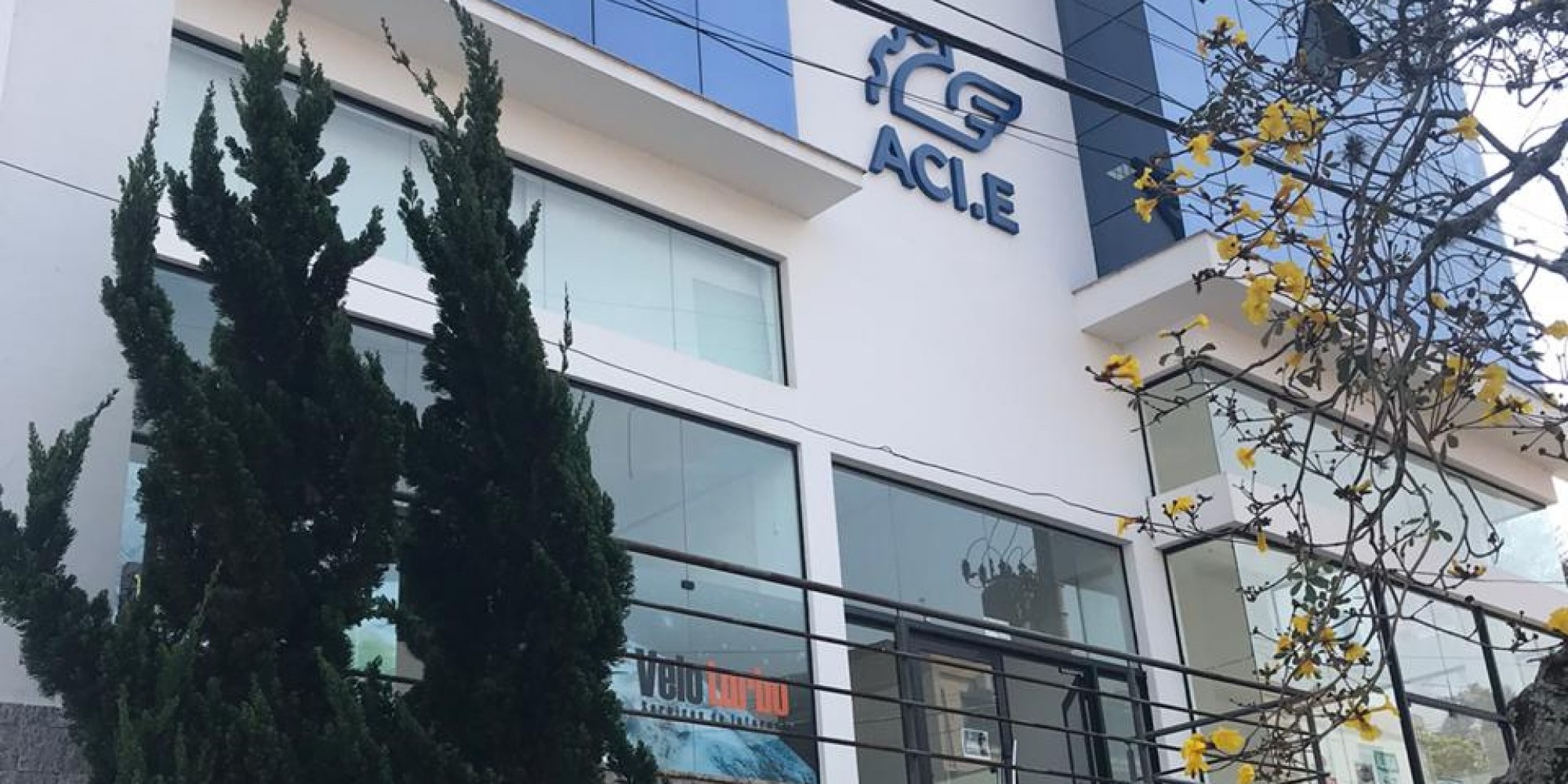 Nos últimos dias, fachada da sede recebeu logomarca e letreiro Nos últimos dias, fachada da sede recebeu logomarca e letreiro