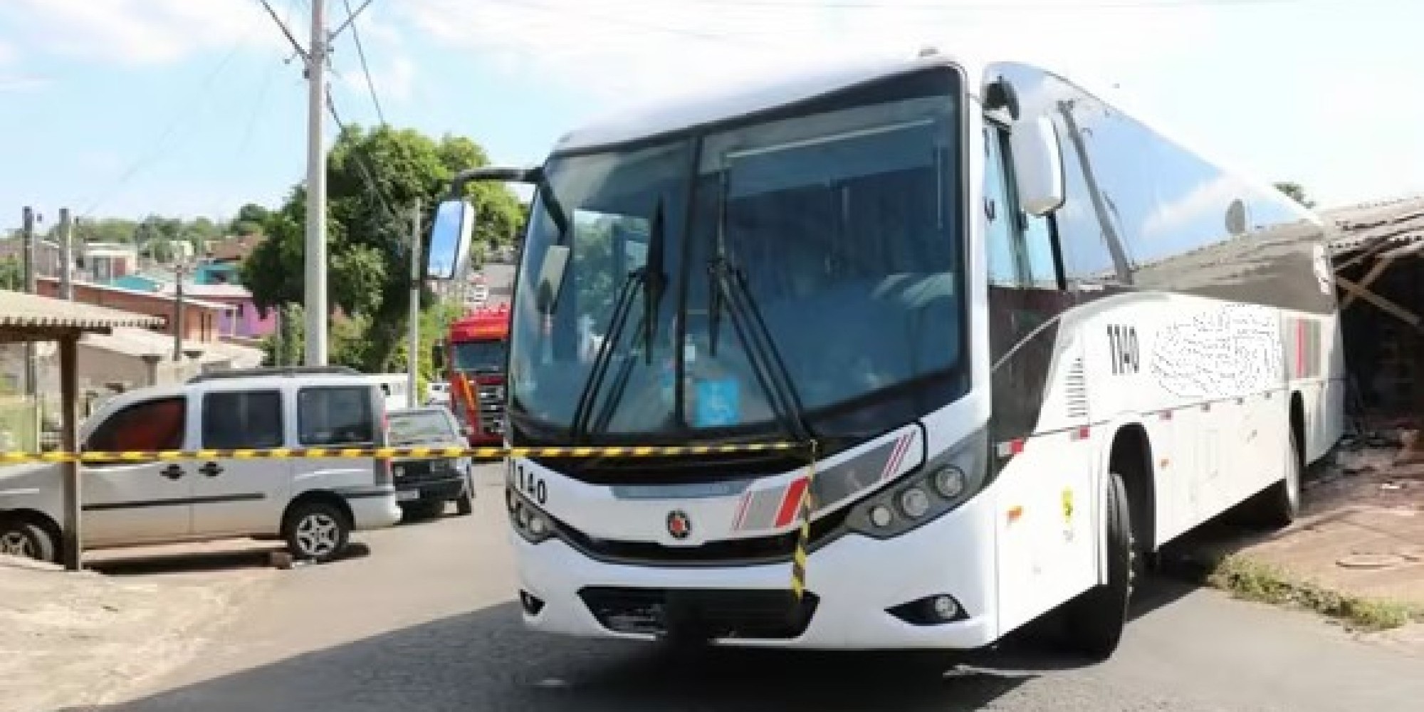 Pai e filha de 5 anos morrem atropelados por ônibus desgovernado