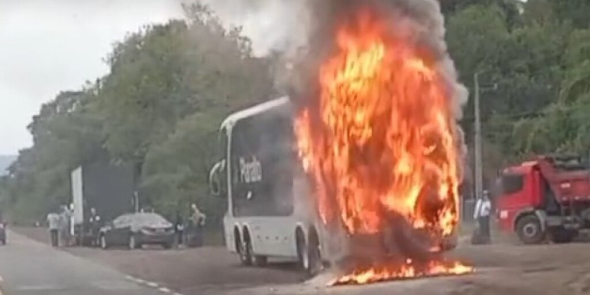 Ônibus da Planalto pega fogo e causa susto perto de Vera Cruz