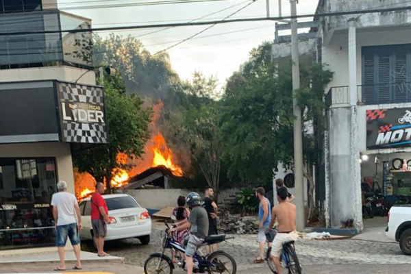 VÍDEO: Casa é destruída por incêndio em Encantado 