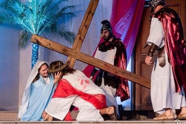Encenação da Paixão de Cristo emociona Encantado no dia 18 de abril