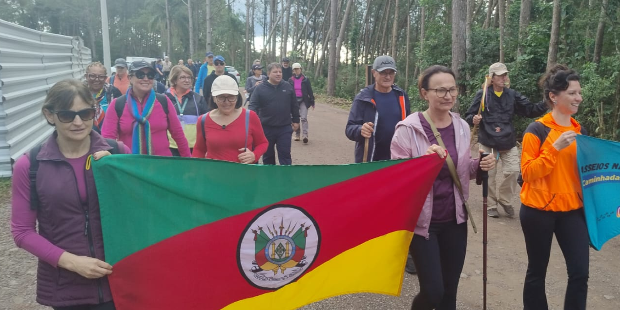 Peregrinos enfrentam frio e garoa em jornada de fé até o Cristo Protetor