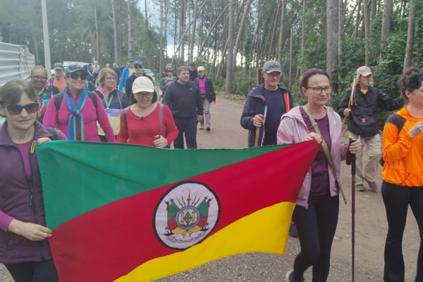 Peregrinos enfrentam frio e garoa em jornada de fé até o Cristo Protetor