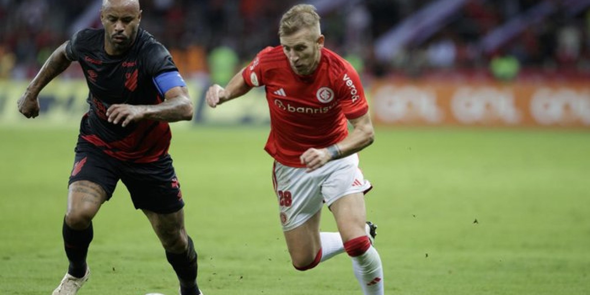 Sob vaias e protestos da torcida, Inter perde em casa para o Athletico-PR pelo Brasileirão