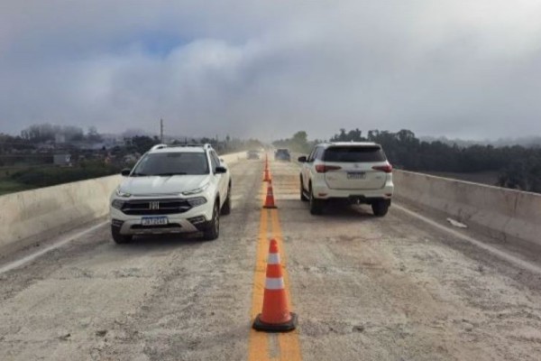 Ponte da ERS-130 é fechada para aplicação do asfalto