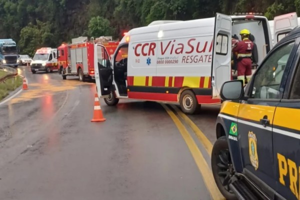Colisão frontal deixa três pessoas feridas na BR 386