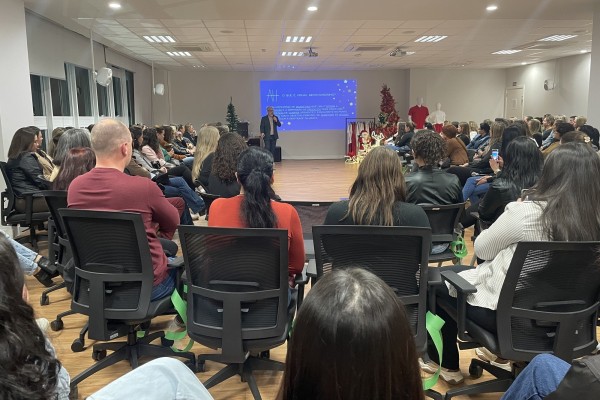 Capacitação orientou sobre estratégias para vitrines mais atrativas e vendas mais eficazes no período do Natal e Black Friday