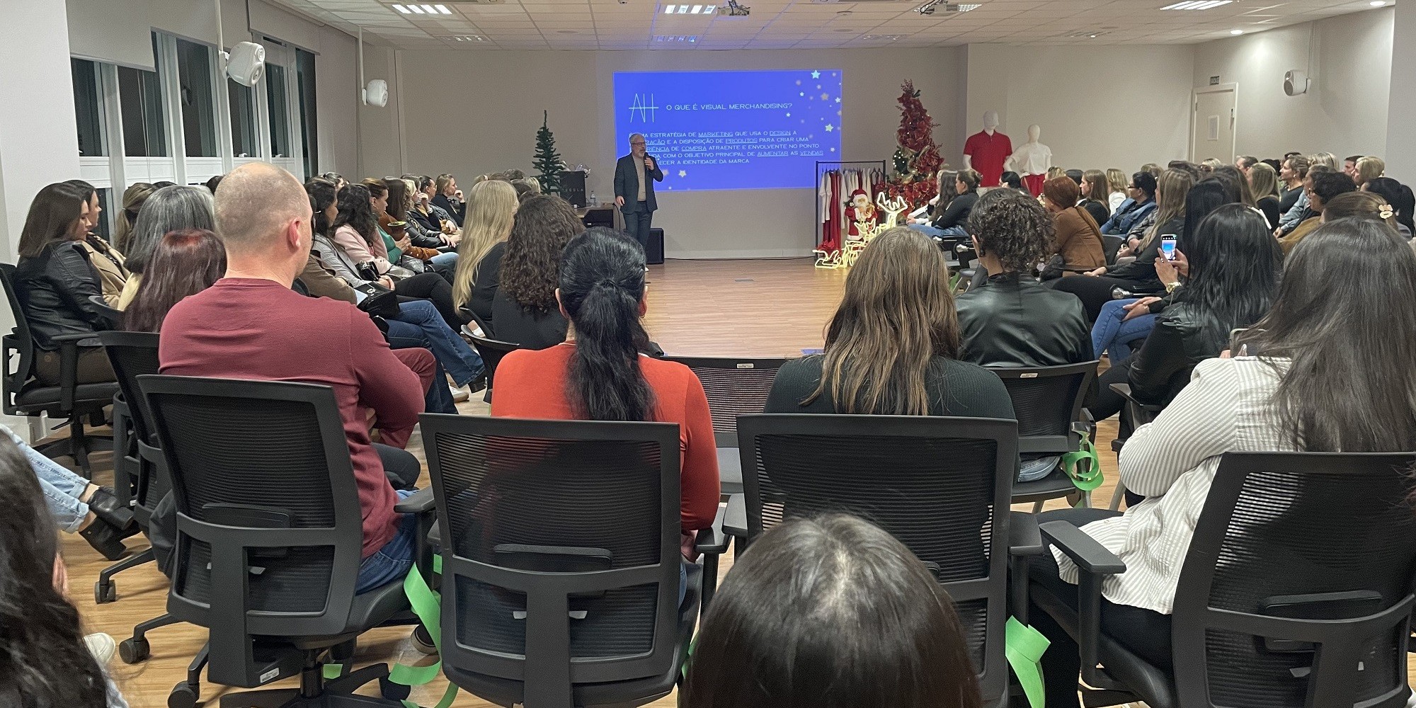 Capacitação orientou sobre estratégias para vitrines mais atrativas e vendas mais eficazes no período do Natal e Black Friday
