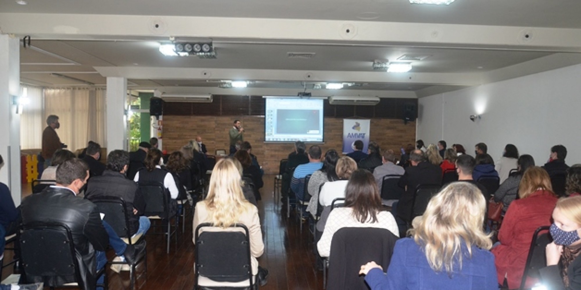 Prefeitos e secretários municipais de Educação participaram da reunião e da discussão sobre a voltas às aulas Prefeitos e secretários municipais de Educação participaram da reunião e da discussão sobre a voltas às aulas