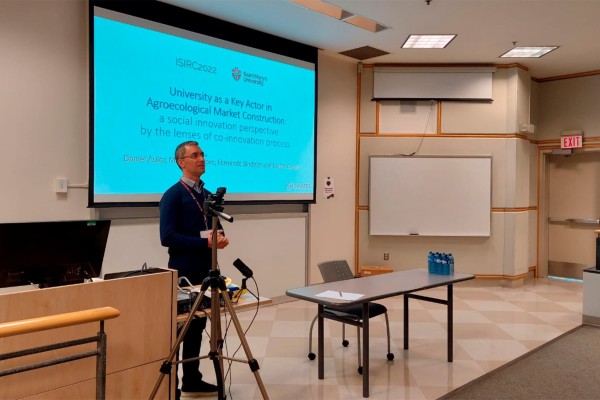 Professor representa a Univates em evento científico no Canadá