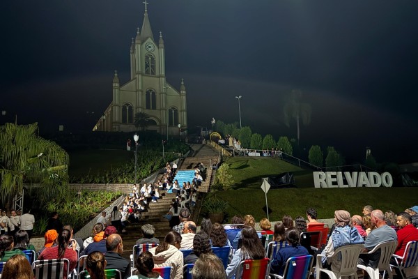 Relvado se emociona com a Paixão de Cristo “aos pés” da Igreja Matriz