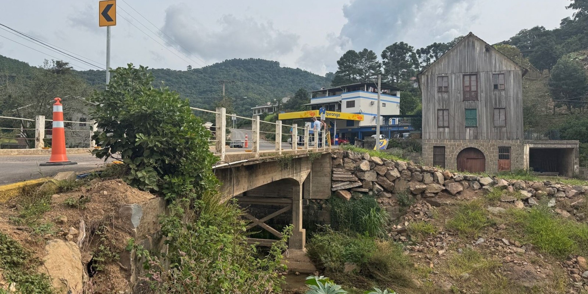 Ponte na cidade de Relvado tem trânsito modificado