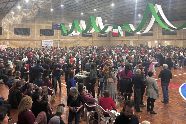 Filó reuniu público de mil pessoas e abriu comemorações dos 37 anos de Relvado