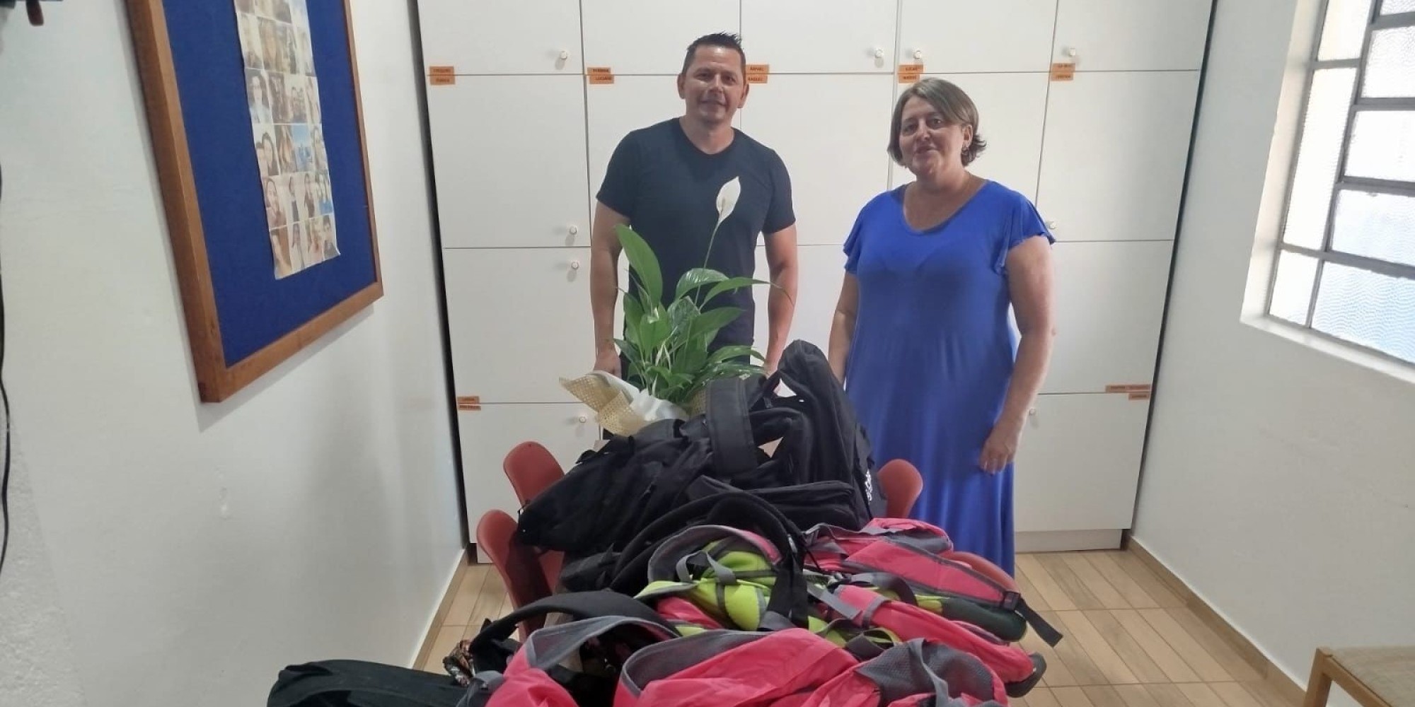 Entrega de mochilas escolares para alunos das EMEFs de Roca Sales