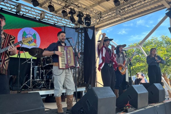 Show dos Serranos reúne grande público em Roca Sales e emociona com tarde de tradição e esperança