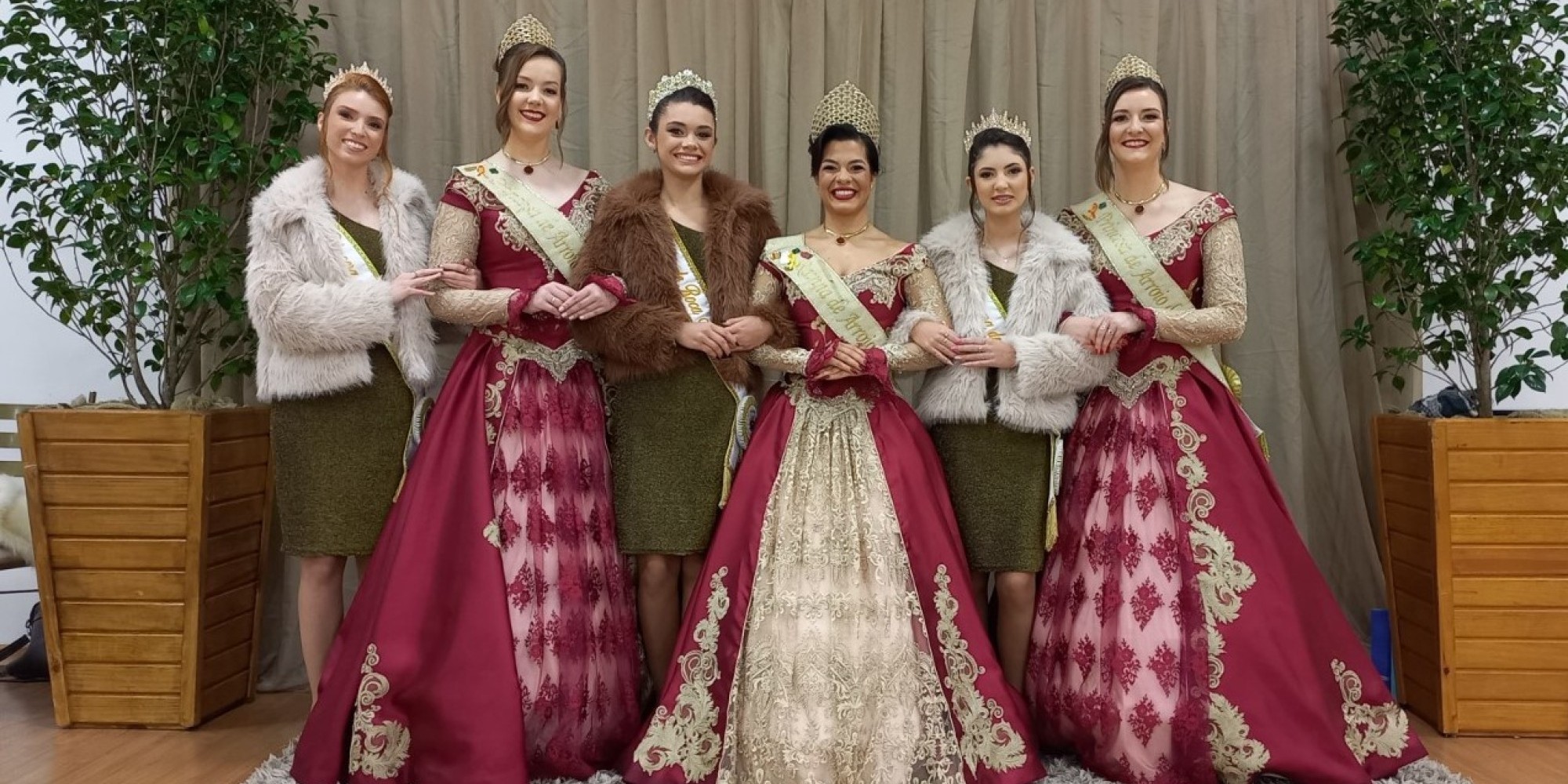 Corte de soberanas de Roca Sales participa de encontro em Arroio do Meio