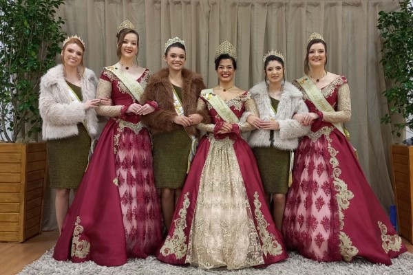 Corte de soberanas de Roca Sales participa de encontro em Arroio do Meio