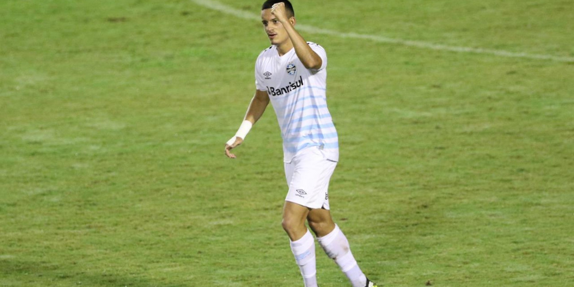 Ricardinho abriu o placar em jogo de início tenso