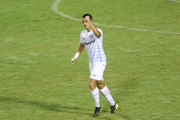 Ricardinho abriu o placar em jogo de início tenso