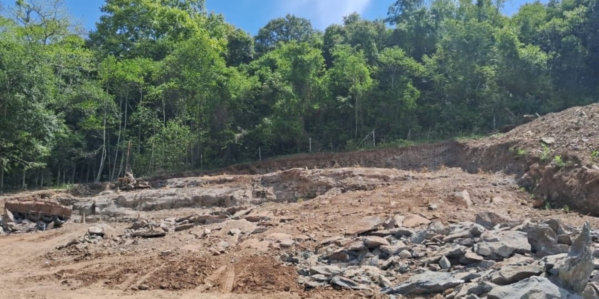 Após denúncia, fiscalização orienta paralisação de obra no bairro Santa Clara